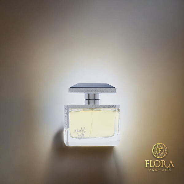 Raed Style, eau de parfum pour homme 100ml d'Al Majed Oud, mélange fleur d'oranger, poivre rose, cardamome, bois de santal, cèdre, musc, ambre et vanille pour une fragrance sophistiquée et énergisante, parfaite pour une signature olfactive élégante et intemporelle.