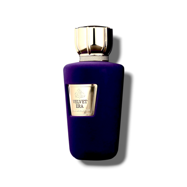 Velvet Era – Eau de Parfum – Fragrance World – 100ml Velvet Era, une création raffinée de Fragrance World, est une fragrance captivante qui transcende les genres pour offrir une expérience sensuelle et enveloppante aussi bien pour les hommes que pour les femmes. Ce parfum Unisexe combine des notes fruitées et épicées avec une base chaude et musquée, parfaite pour toutes les occasions.