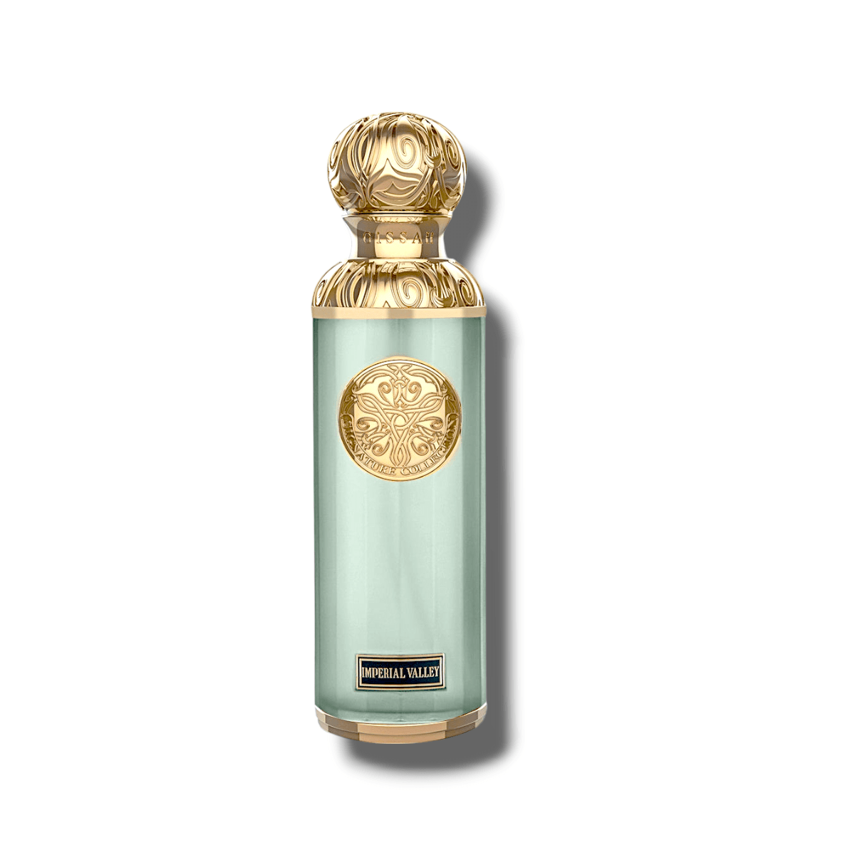 Eau de Parfum pour Homme et Femme - Imperial Valley - Gissah - 200 ml Dans l’obscurité d’un ciel nocturne, une étoile se distingue, lumineuse et majestueuse. Imperial Valley incarne cette lueur intemporelle, une essence raffinée et imposante, conçue pour ceux qui aspirent à une élégance absolue. Ce parfum s’élève tel un souffle noble, dévoilant une composition harmonieuse où chaque note est pensée pour capturer l’essence du prestige et de la distinction. Véritable voyage sensoriel, il évoque une vallée impériale, où la nature et la grandeur se rejoignent dans un équilibre parfait. Un Départ Éblouissant : Davana, Bergamote Italienne, Poivre Rose Dès les premières vaporisations, Imperial Valley capte l’attention avec une fraîcheur épicée et envoûtante. La davana, aux accents liquoreux et fruités, ouvre la danse avec une profondeur inattendue. Elle s’allie à la vivacité de la bergamote italienne, offrant une touche zestée et lumineuse, tandis que le poivre rose, subtilement épicé, apporte une intensité vibrante et sophistiquée. Ce prélude olfactif, à la fois vif et raffiné, évoque la promesse d’une fragrance qui ne laisse personne indifférent. Un Cœur Puissant et Mystérieux : Ambre Blanc, Romarin Africain, Oud En son cœur, Imperial Valley révèle un sillage captivant et noble. L’ambre blanc, avec sa chaleur sensuelle, confère au parfum une aura lumineuse et envoûtante. Associé au romarin africain, dont l’arôme herbacé et aromatique insuffle une énergie rare, il forme un accord dynamique et contrasté. Mais c’est l’oud, trésor légendaire de la parfumerie, qui vient apporter une dimension boisée et mystérieuse. Profond et majestueux, il enveloppe la fragrance d’un caractère impérial, laissant sur la peau une empreinte inoubliable. Un Fond Intense et Enveloppant : Musc, Cuir, Vétiver d’Haïti Lorsque Imperial Valley atteint son apogée, il dévoile une base d’une intensité saisissante. Le musc, suave et sensuel, se mêle au cuir, puissant et sophistiqué, donnant à la fragrance une texture profonde et racée. Enfin, le vétiver d’Haïti, noble et terreux, scelle cette composition avec une élégance boisée et fumée, conférant au parfum une signature impérissable. Un Parfum de Caractère, Une Signature Intemporelle Imperial Valley est une fragrance qui impose sa présence avec grâce et puissance. Il s’adresse à ceux qui aiment se distinguer, à ceux dont la simple aura évoque la grandeur et l’élégance. Chaque note, soigneusement sélectionnée, s’entrelace pour créer une harmonie magistrale, à l’image d’un astre impérial guidant ceux qui le portent vers l’excellence. Une étoile scintille, un sillage demeure... Imperial Valley, la quintessence du prestige. Notes Olfactives Famille Olfactive : Boisé, Épicé, Ambré Notes de Tête : Davana, Bergamote italienne, Poivre rose Notes de Cœur : Ambre blanc, Romarin africain, Oud Notes de Fond : Musc, Cuir, Vétiver d'Haïti