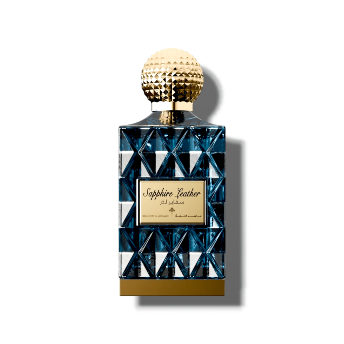 Sapphire Leather de Ibraheem AlQurashi est une fragrance audacieuse qui fusionne la robustesse du cuir avec la fraîcheur de baies de genévrier et de poivre rose. Son cœur de gingembre, iris et notes herbales crée une harmonie surprenante, tandis que la fève de tonka, l’ambre et le bouleau apportent une profondeur sensuelle. Un parfum unisexe, à la fois épicé, rafraîchissant et enveloppant, qui incarne l’élégance et la modernité.